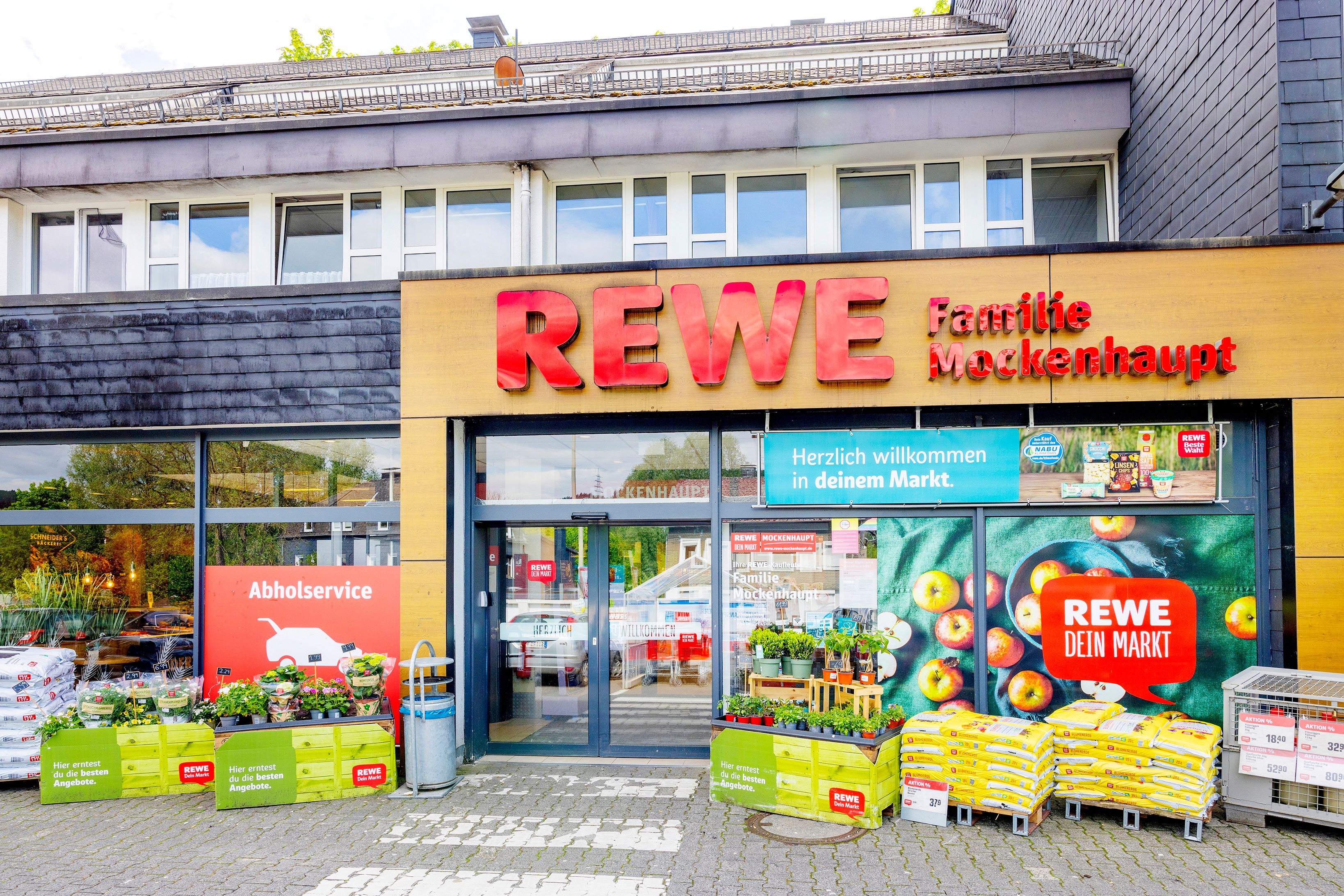 Eingangsbereich REWE-Markt Niederschelderhütte